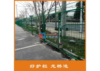 江蘇高速公路護(hù)欄網(wǎng)廠 公路隔離防護(hù)網(wǎng) 浸塑綠色鋼絲網(wǎng)圍欄價格